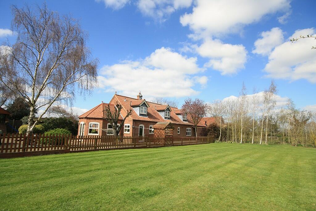 4 bedroom country house for sale in Bramble Cottage, Staythorpe Road