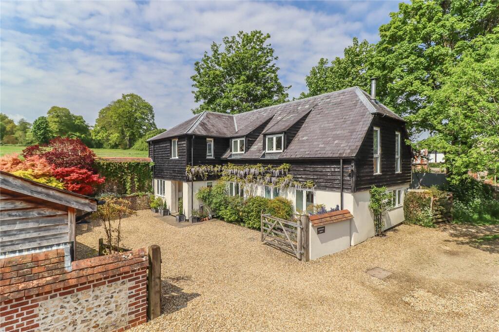 3 bedroom detached house for sale in Appleshaw, Andover, Hampshire, SP11