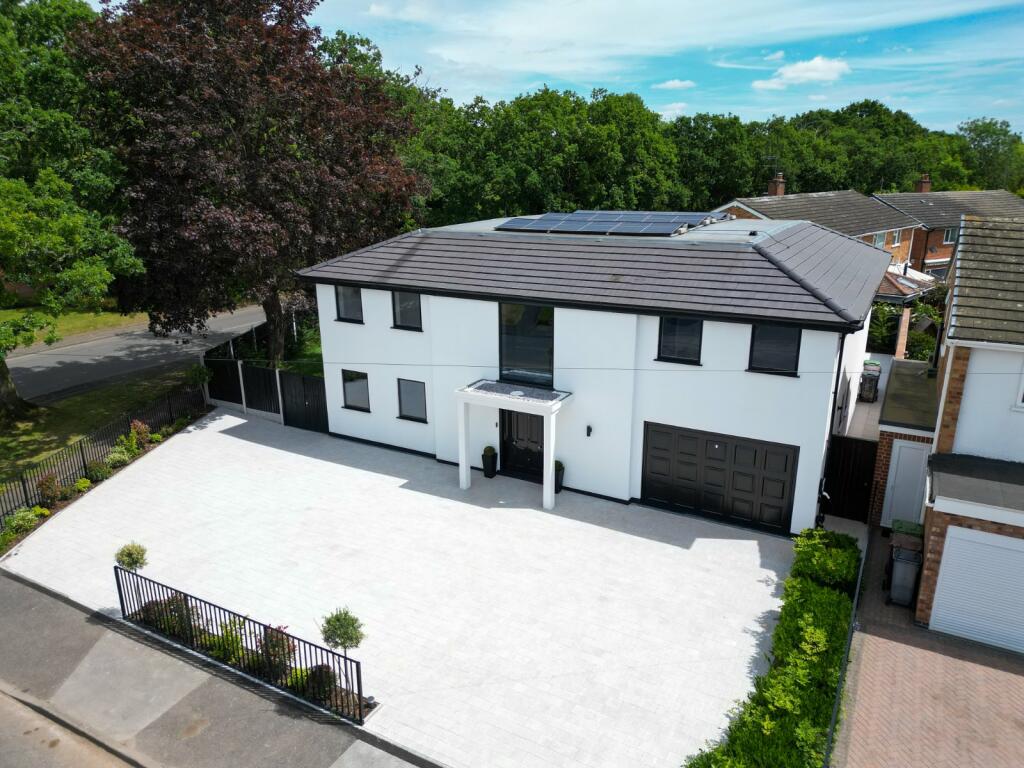 5 bedroom detached house for sale in Oakfields Way, CatherinedeBarnes