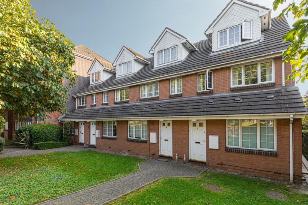 1 bedroom flat for sale in The Croft Friday Hill, Chingford, London, E4