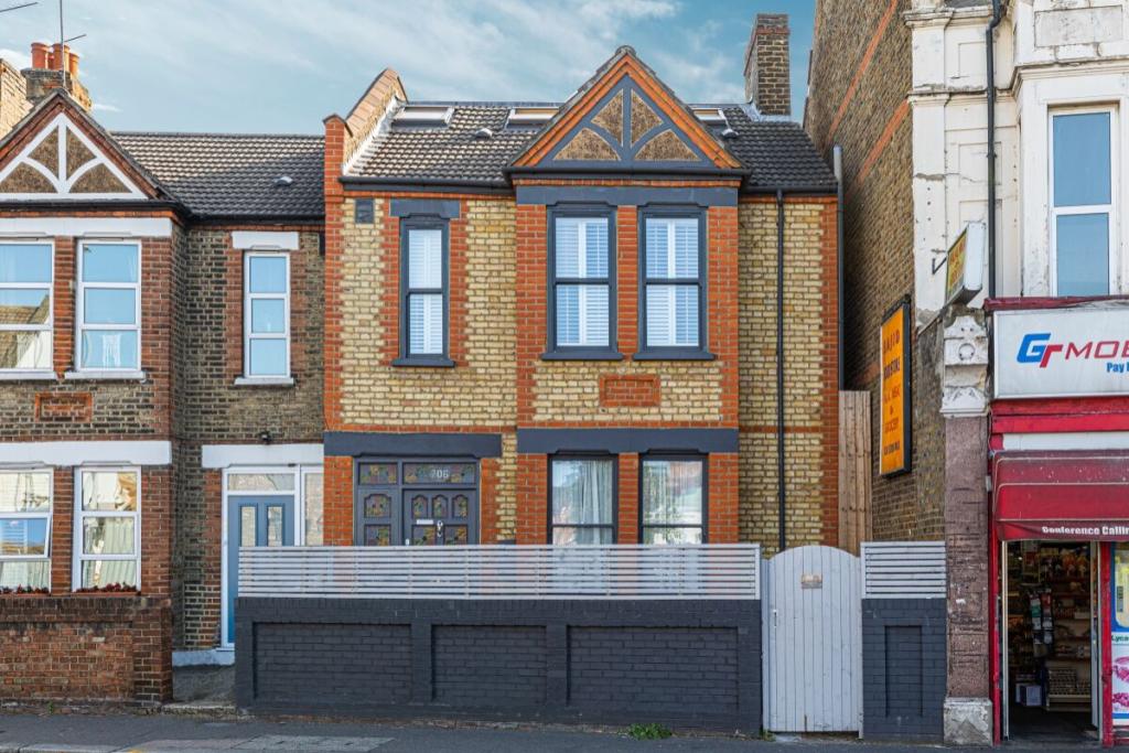 2 bedroom flat for sale in High Road Leyton, Leyton, London, E10