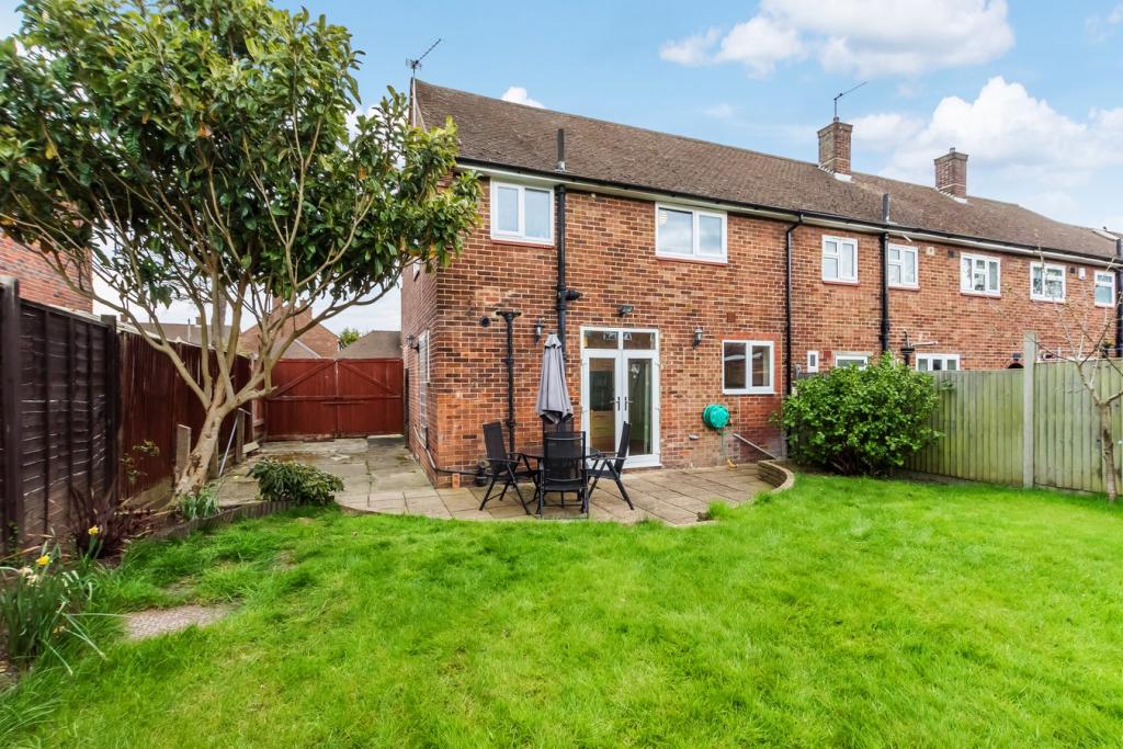 3 bedroom end of terrace house for sale in Alderwood Road