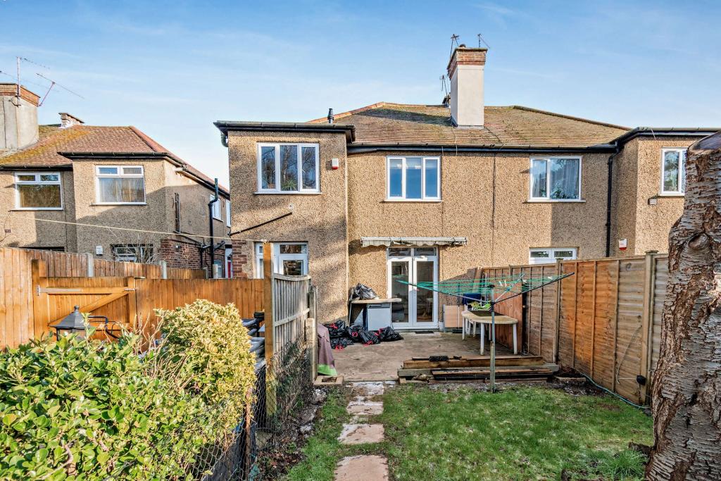 2 bedroom ground floor for sale in Alandale Drive, Pinner, HA5