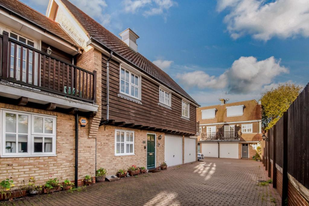 2 bedroom coach house for sale in Beaumont Mews, High Street, Pinner HA5