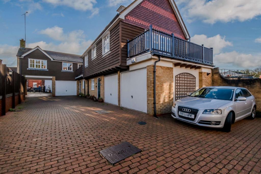 2 bedroom coach house for sale in Beaumont Mews, High Street, Pinner HA5