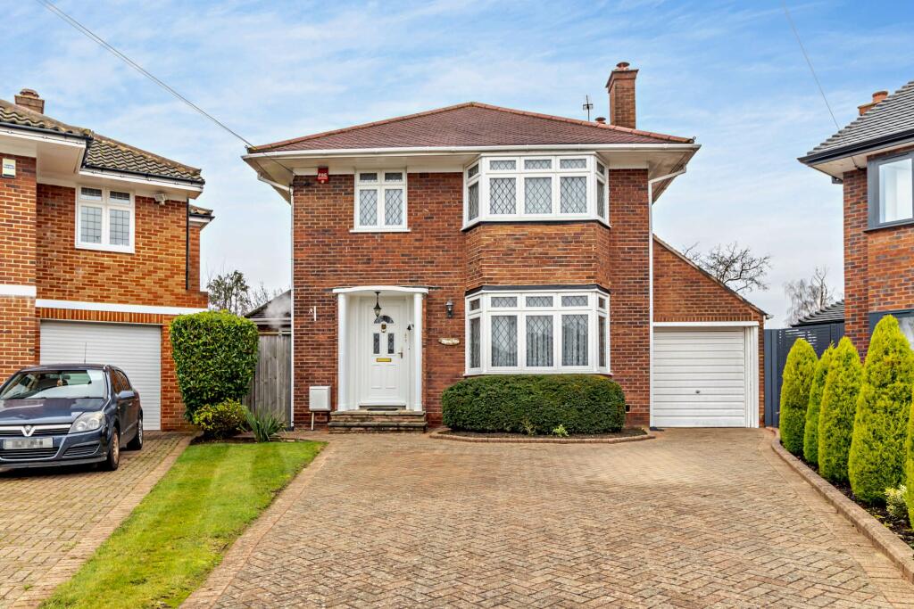 3 bedroom detached house for sale in Hazelcroft, Hatch End, Pinner HA5