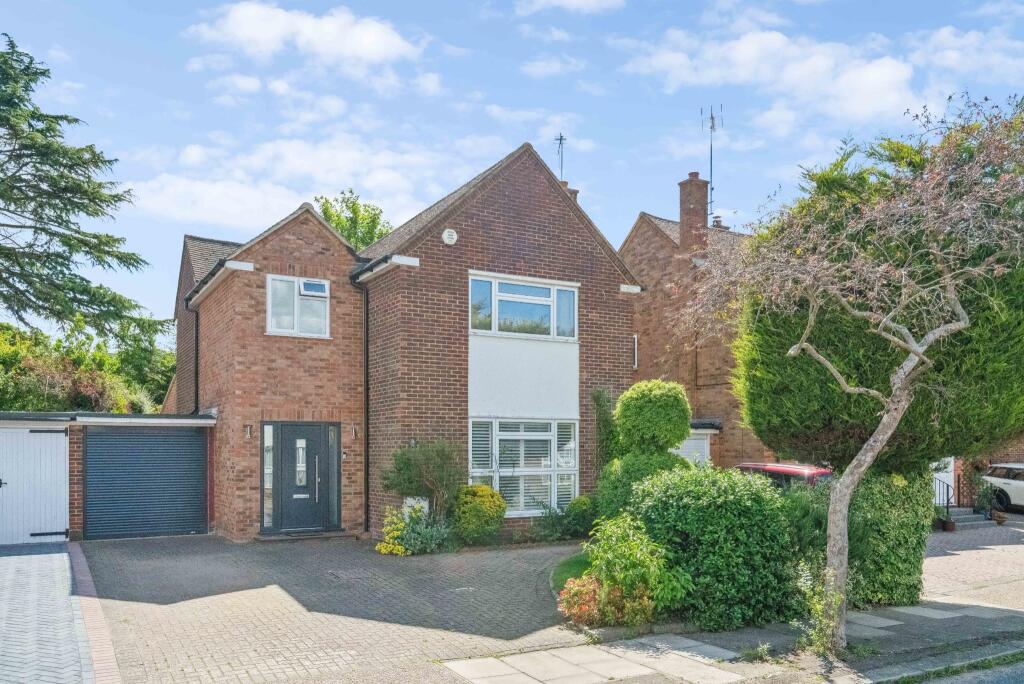 4 bedroom link detached house for sale in Woodhall Gate, Pinner, HA5
