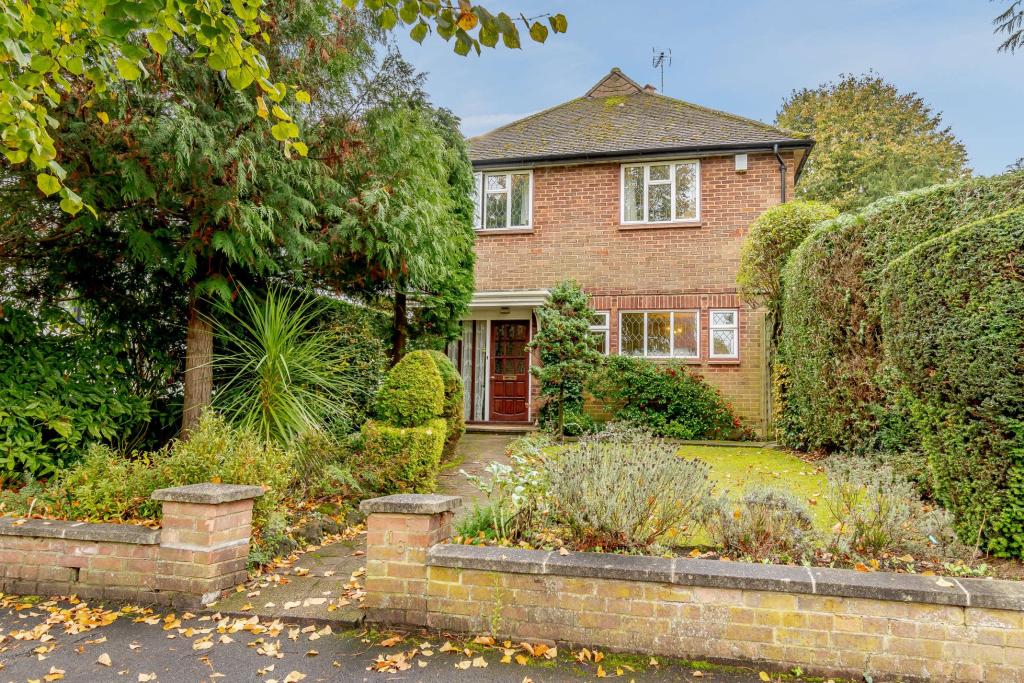 3 bedroom detached house for sale in Royston Park Road, Hatch End