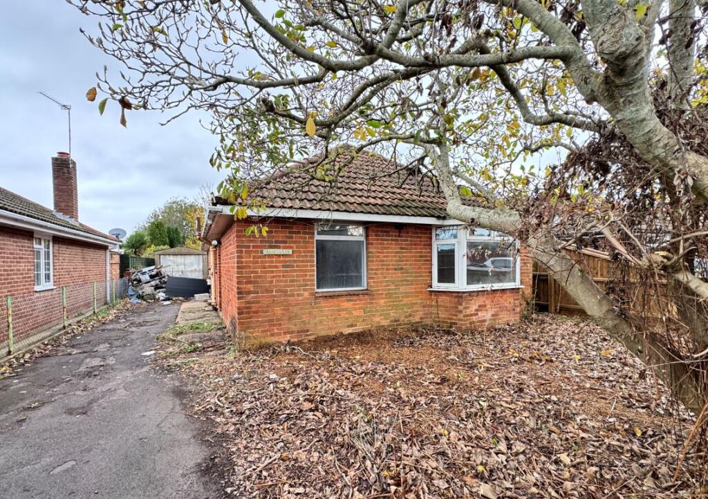 Main image of property: 32 Waltons Avenue, Holbury, Southampton, Hampshire, SO45 2LU