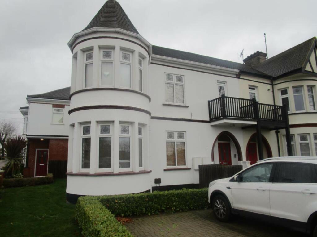 2 bedroom flat for rent in Riviera Drive, Southend On Sea, SS1