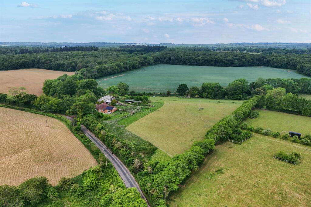 Main image of property: Cross Lanes Bungalow, Mapledurham, Reading