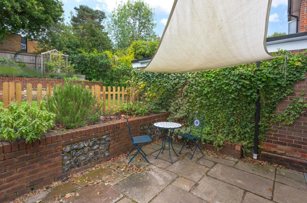 3 bedroom semidetached house for sale in Onslow Village, Guildford