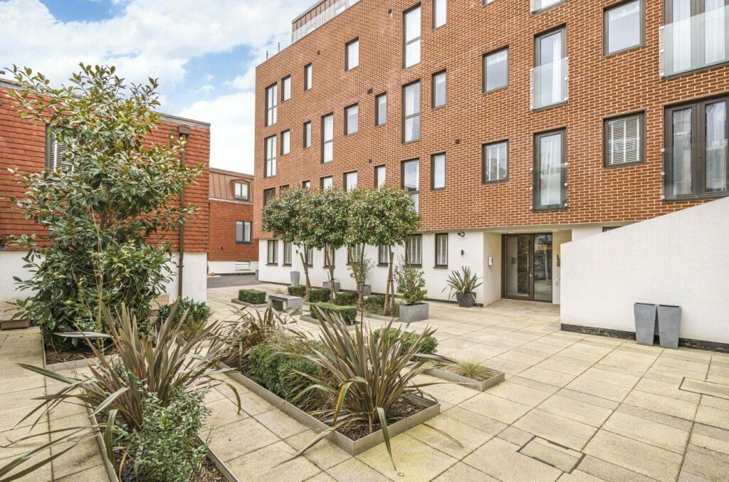 2 bedroom flat for sale in Chertsey Street, Guildford, Surrey, GU1