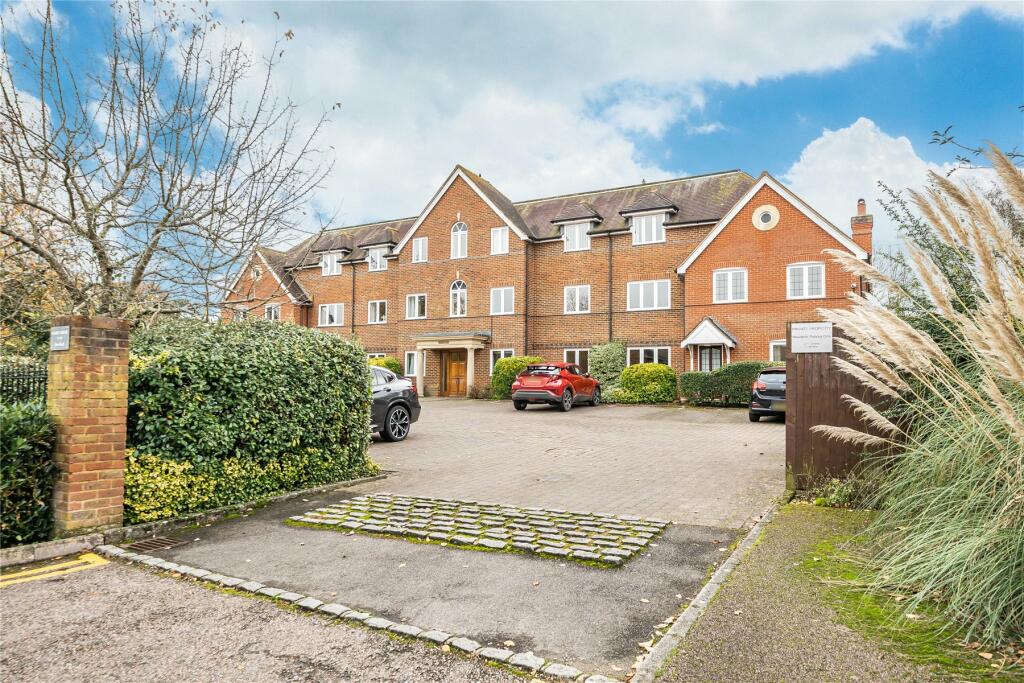 2 bedroom flat for sale in New Road, Chilworth, Guildford, Surrey, GU4