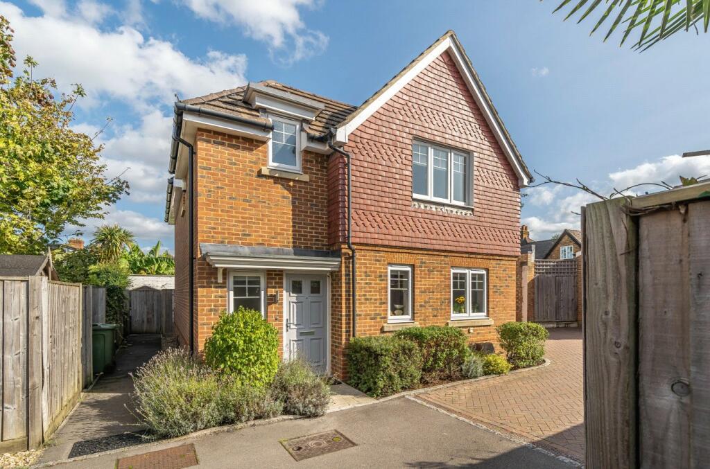 3 bedroom detached house for sale in Station Road, Shalford, Guildford