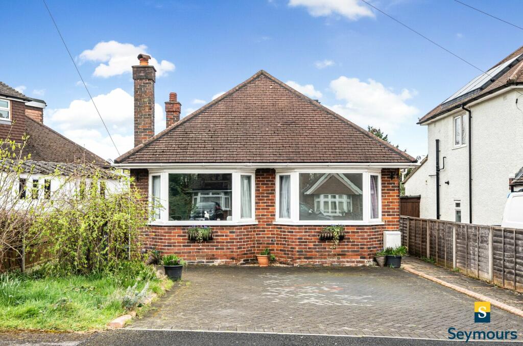 3 bedroom bungalow for sale in Saffron Platt, Guildford, Surrey, GU2