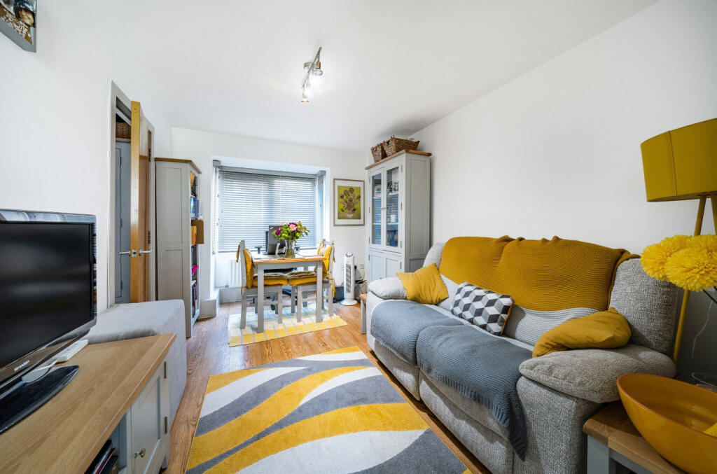 1 bedroom flat for sale in Cross Lanes, Guildford, Surrey, GU1