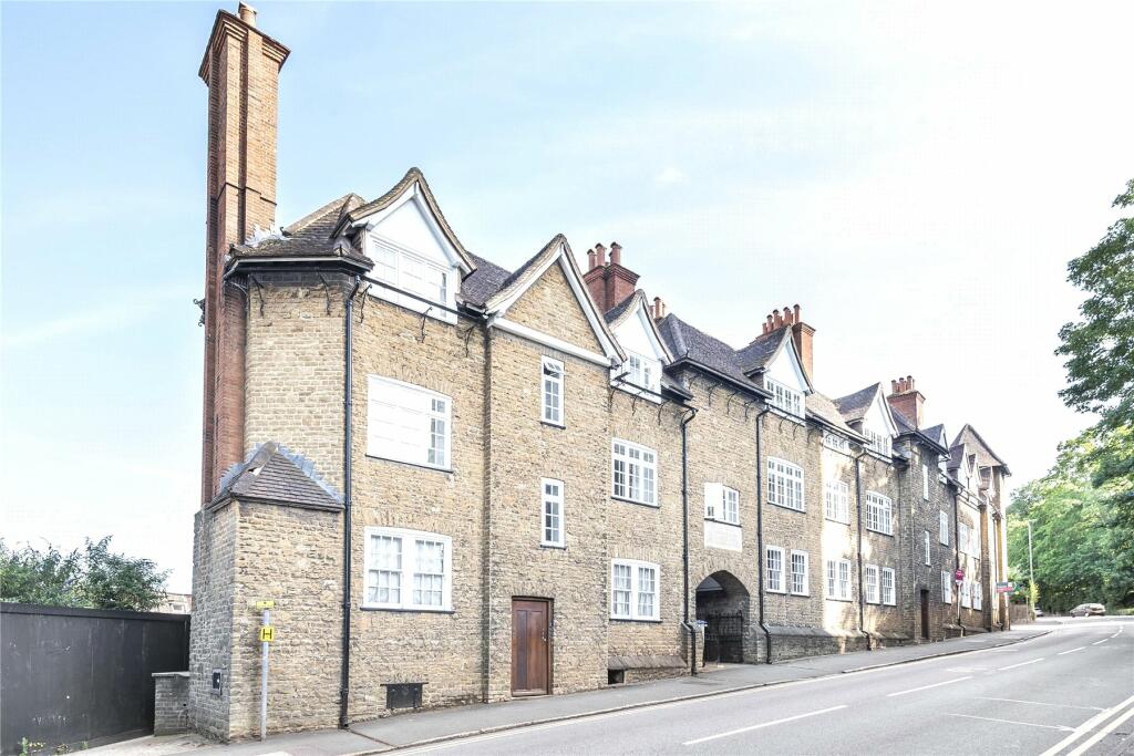 2 bedroom flat for sale in Portsmouth Road, Guildford, Surrey, GU2