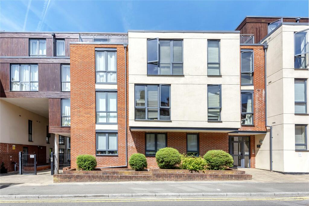 2 bedroom flat for sale in Printing House Square, Guildford, Surrey, GU1