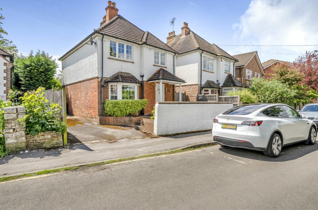 3 bedroom detached house for sale in Josephs Road, Guildford, Surrey, GU1