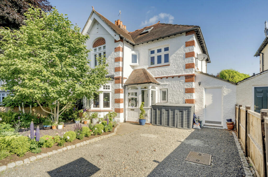 4 bedroom semidetached house for sale in Tillingbourne Road, Shalford