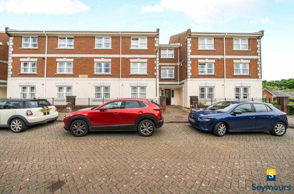 1 bedroom flat for sale in St. Lukes Square, Guildford, Surrey, GU1