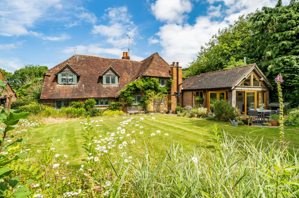 3 bedroom detached house for sale in Rickford, Worplesdon, Guildford