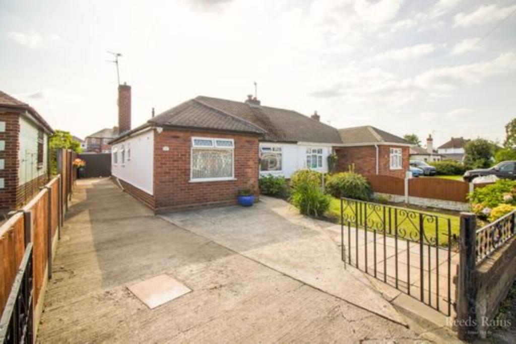 2 bedroom semidetached bungalow for sale in Belgrave Drive, Ellesmere