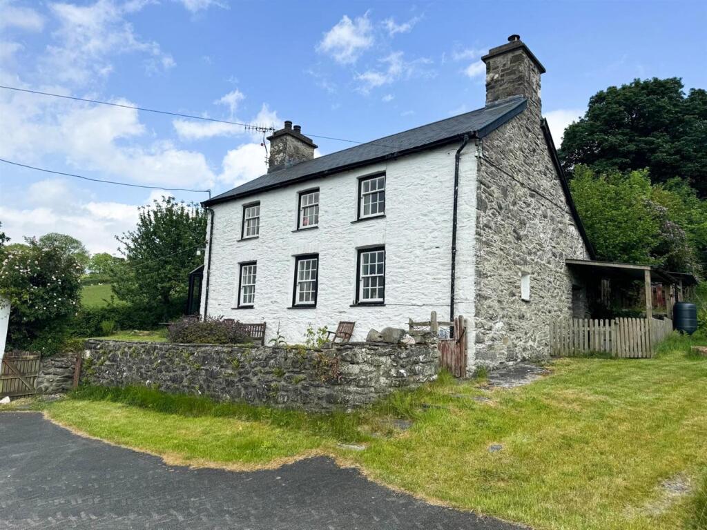 Main image of property: Tre'r Ddol