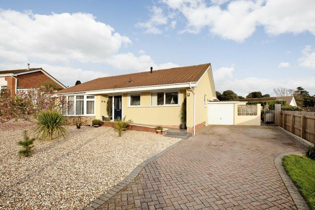 3 bedroom detached bungalow for sale in Grange Park, TQ14