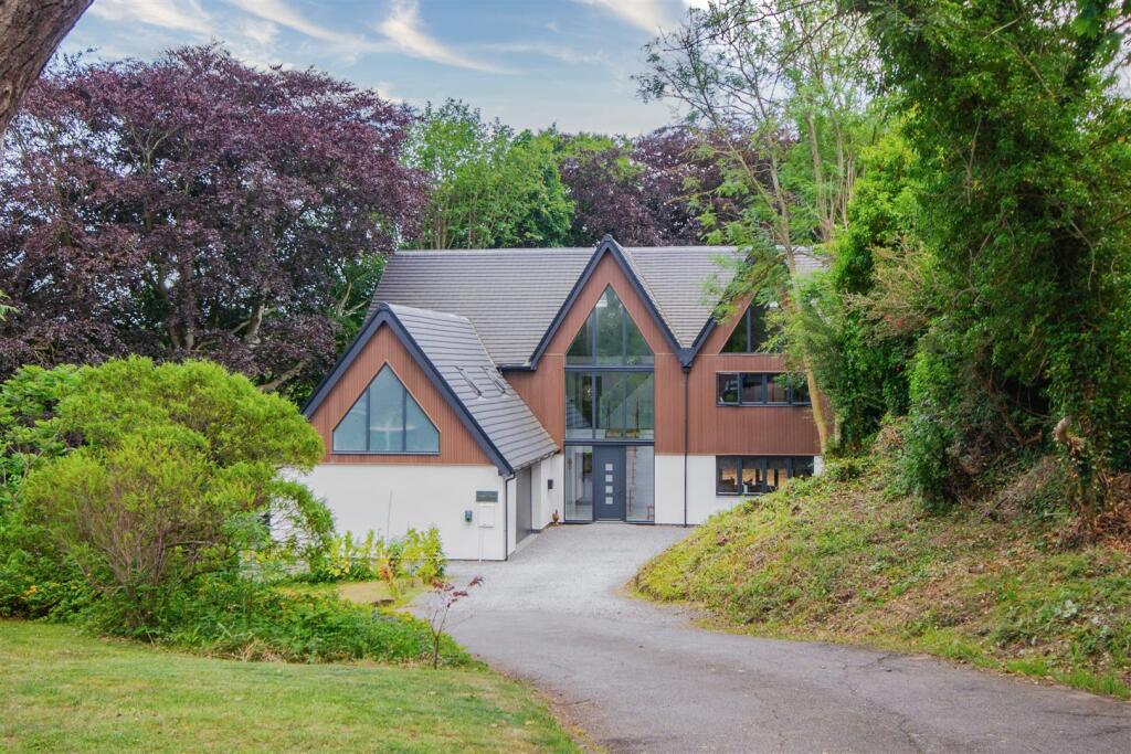 Main image of property: Valley View, Victoria Terrace, Saltburn by the Sea, TS12 1JH