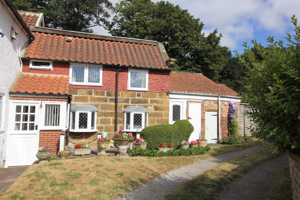 2 bedroom terraced house for sale in Levenside, Stokesley, TS9