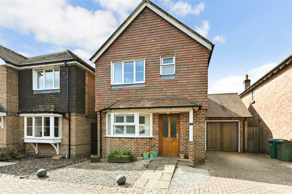 3 bedroom detached house for sale in Deans Close, Fontwell, BN18