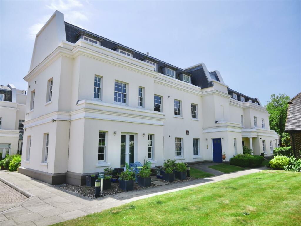2 bedroom apartment for sale in Tortington Manor, Arundel, BN18