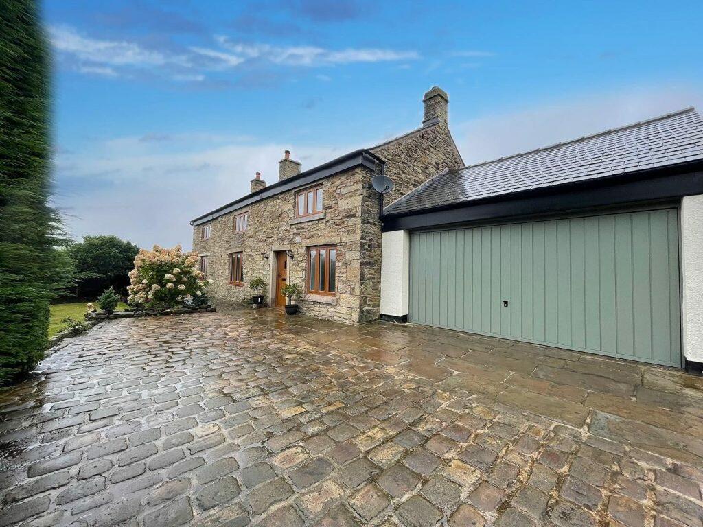 3 bedroom detached house for rent in Whittle Croft, Fleet Street