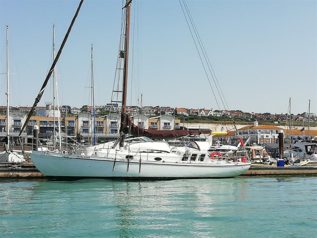 2 bedroom property for sale in Emerald Quay, ShorehamBySea, BN43