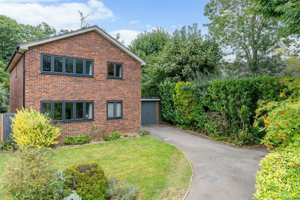 4 bedroom detached house for sale in Marlborough Close, Welwyn, AL6