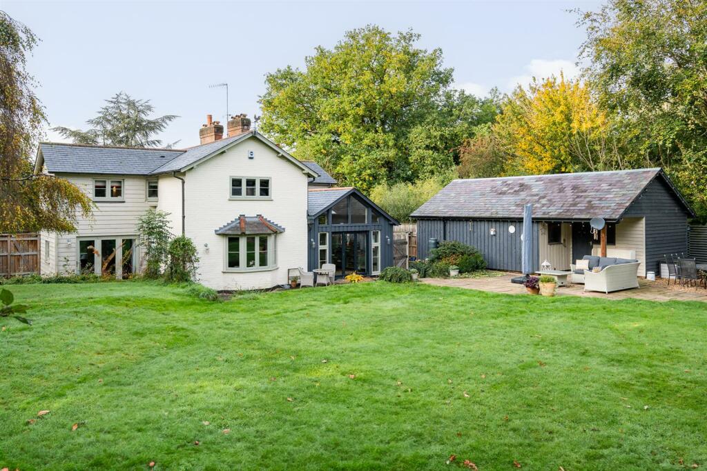 4 bedroom detached house for sale in Codicote Road, Welwyn, AL6