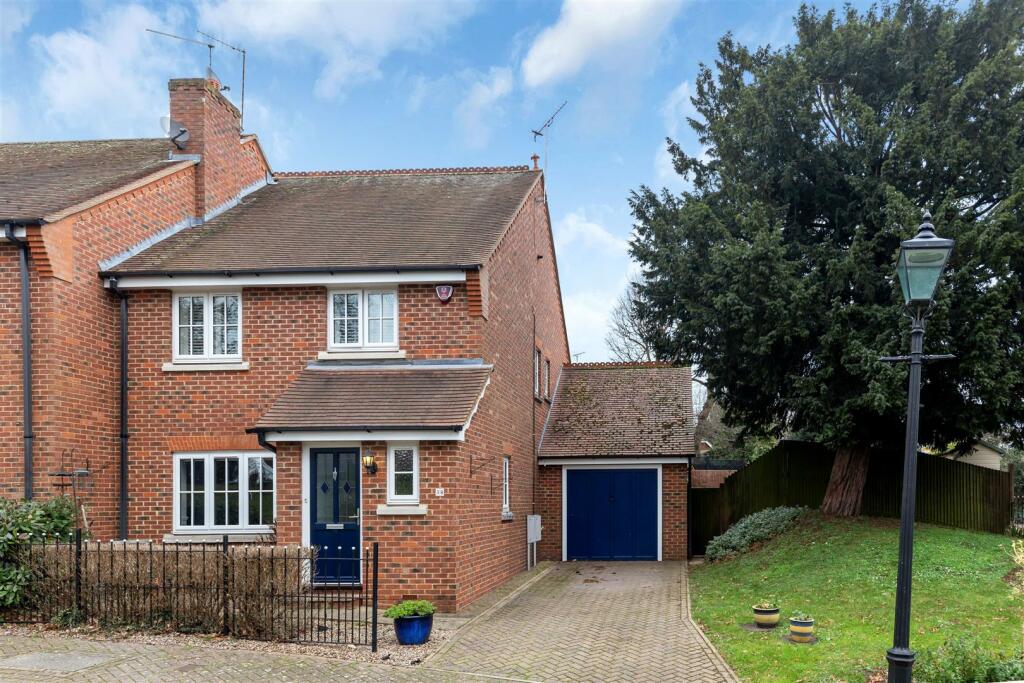 3 bedroom semidetached house for sale in Welwyn Hall Gardens, Welwyn, AL6