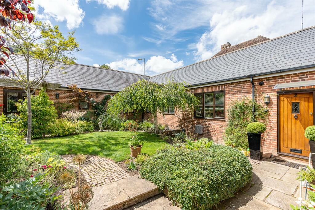 3 bedroom bungalow for sale in Hertford Road, Digswell, AL6