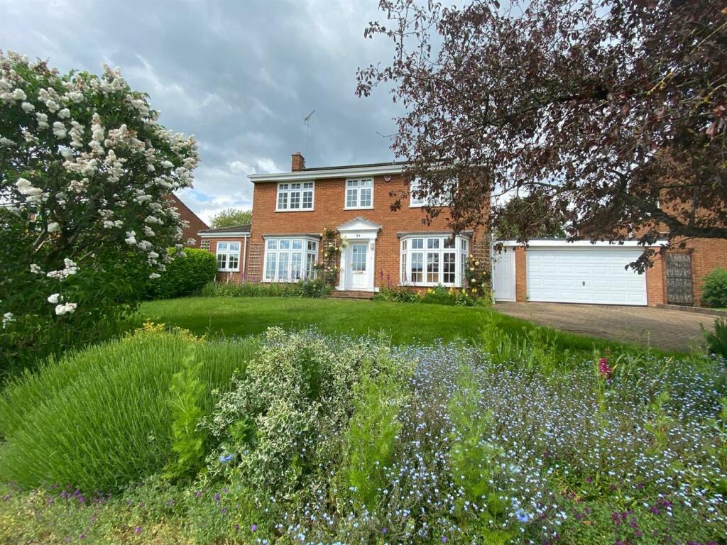 4 bedroom detached house for sale in Carleton Rise, Welwyn, AL6
