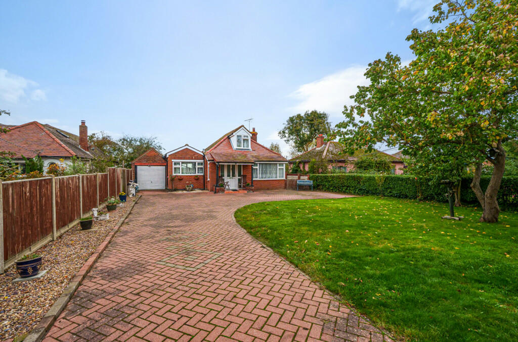 3 bedroom bungalow for sale in Point Clear Road, St. Osyth, Clactonon
