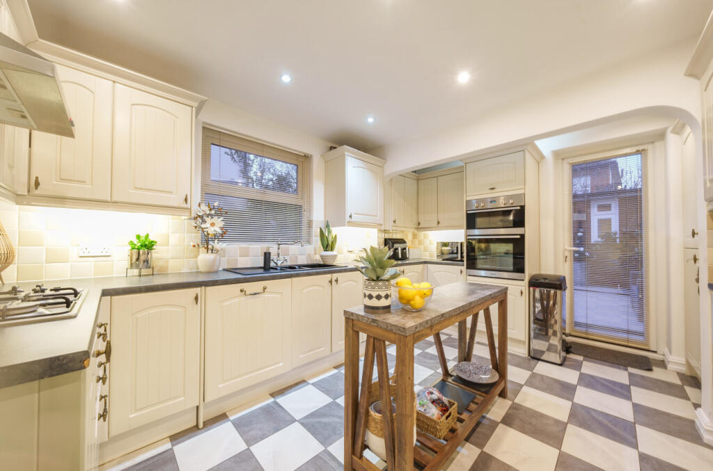 Additional property image - Hayes Road, Clacton-on-Sea, Essex