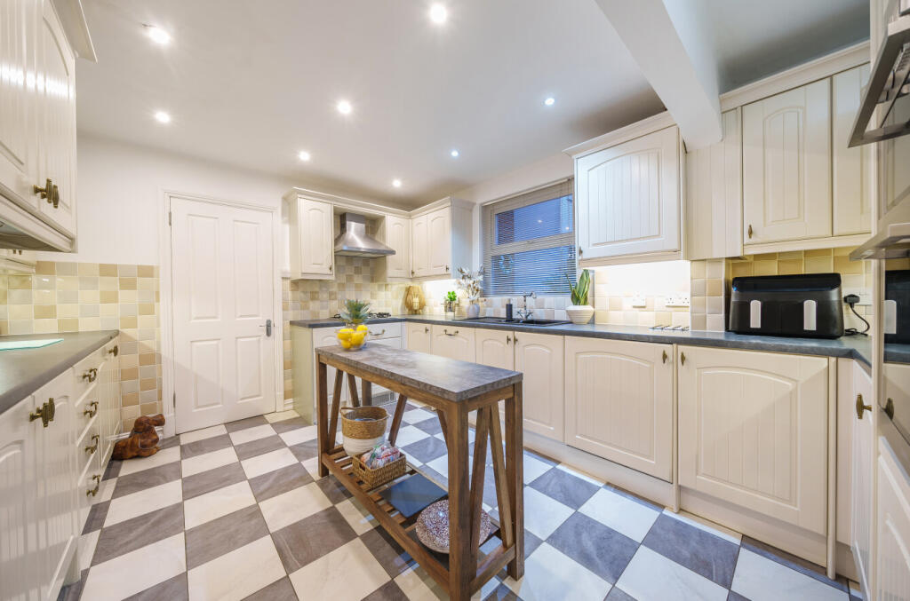 Additional property image - Hayes Road, Clacton-on-Sea, Essex