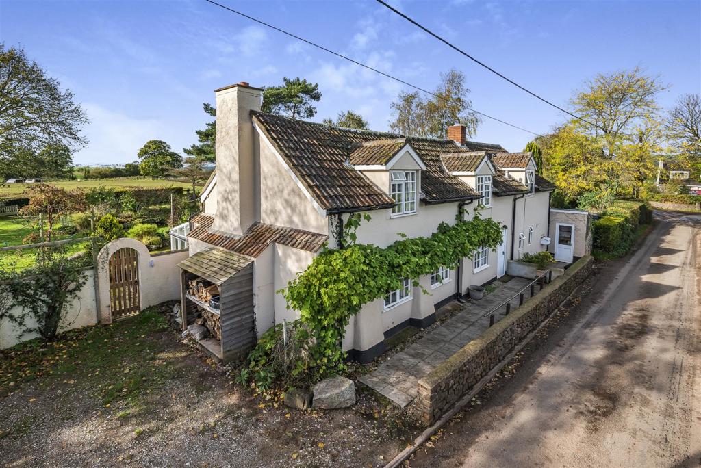 4 bedroom detached house for sale in Upton Pyne, Exeter, EX5