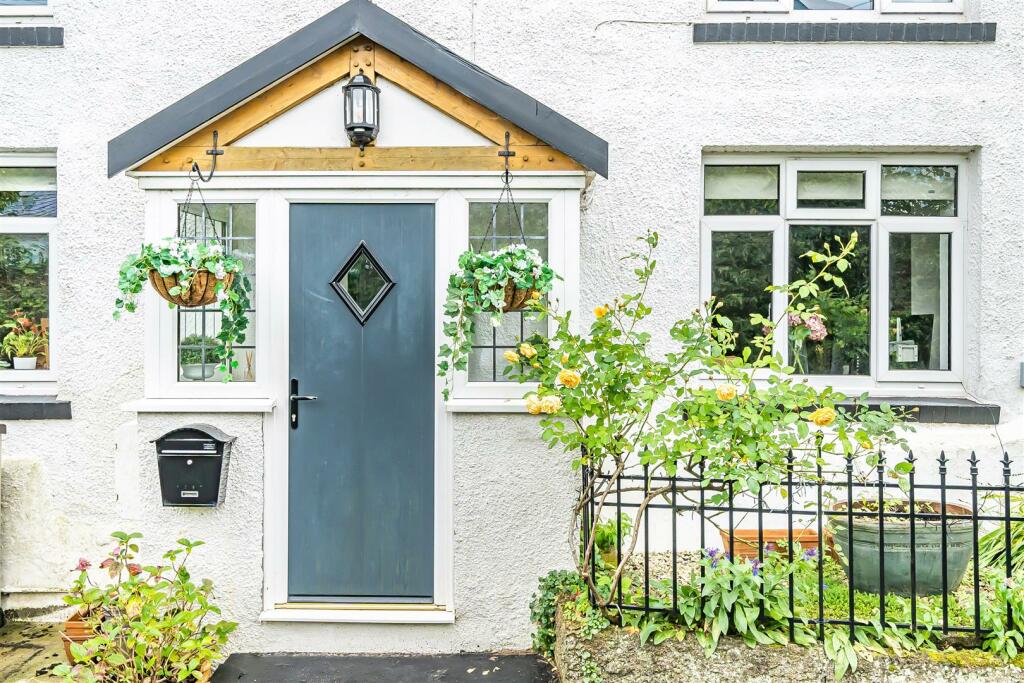 4 bedroom semidetached house for sale in Coombe Way, TQ14