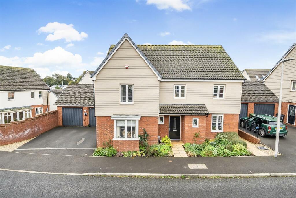 5 bedroom detached house for sale in Sand Grove, Exeter, EX2