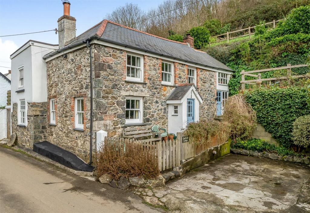 4 bedroom detached house for sale in Porthallow, St. Keverne, Helston, TR12