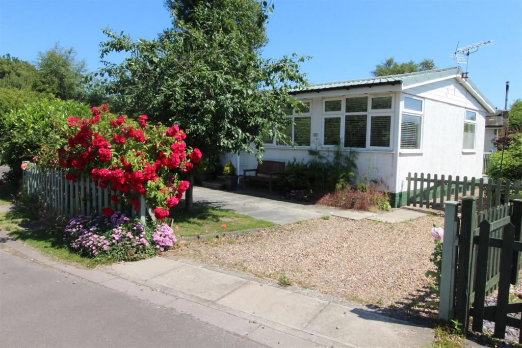 2 bedroom chalet for sale in Humberston Fitties, Humberston, Grimsby, N