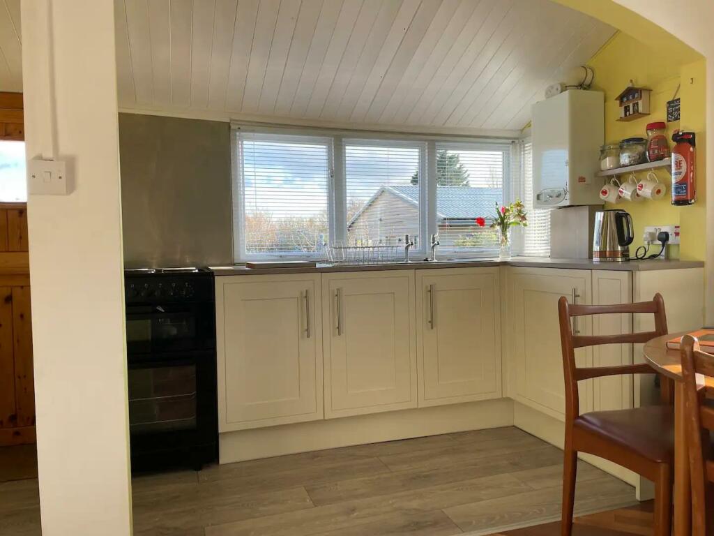 2 bedroom chalet for sale in 11th Avenue, Humberston Fitties